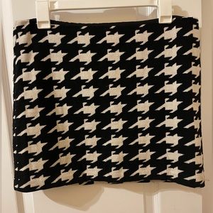 Alice+Olivia mini skirt, size 8 black/white. PreLoved